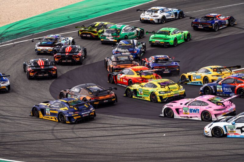 Rennwagen auf einer Rennstrecke in einer Kurve während eines Rennens.