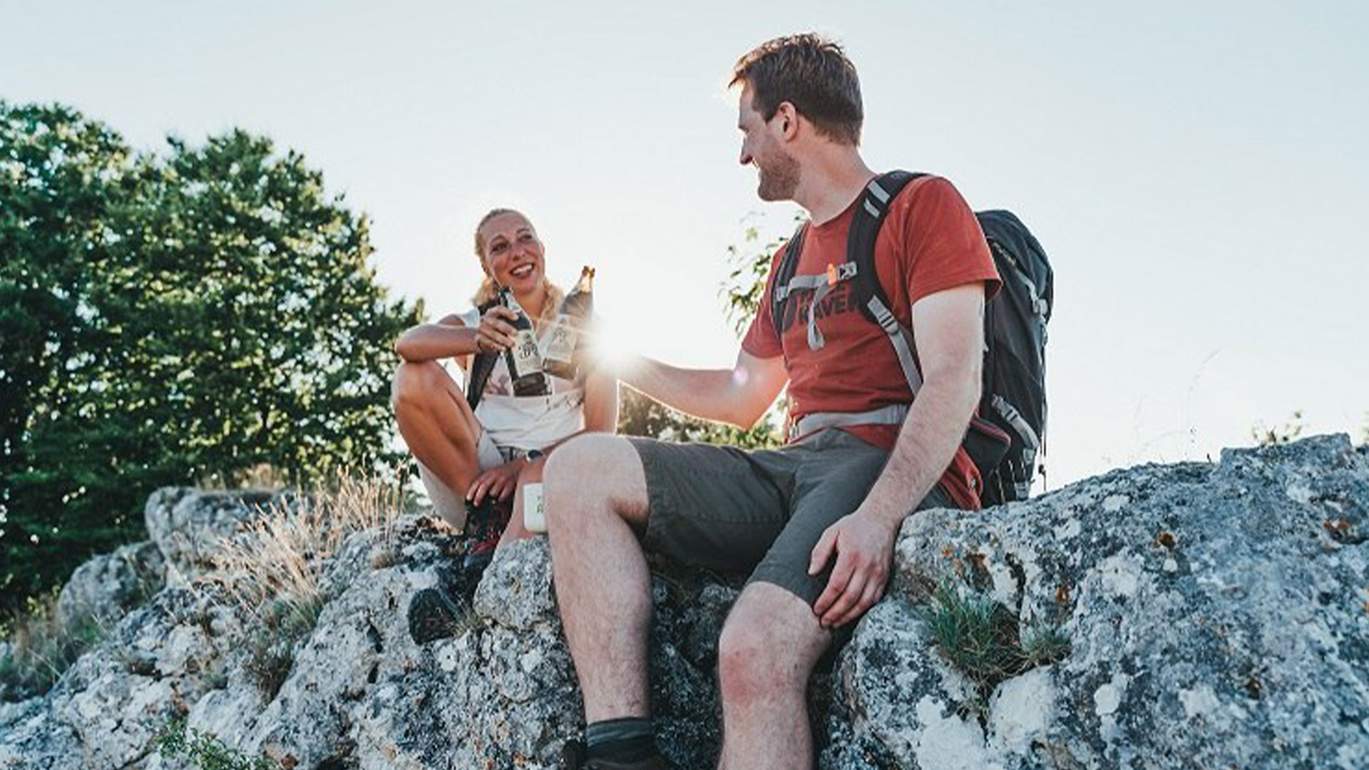 Zwei Wanderfreunde genießen eine wohlverdiente Pause auf der malerischen Schwäbischen Alb