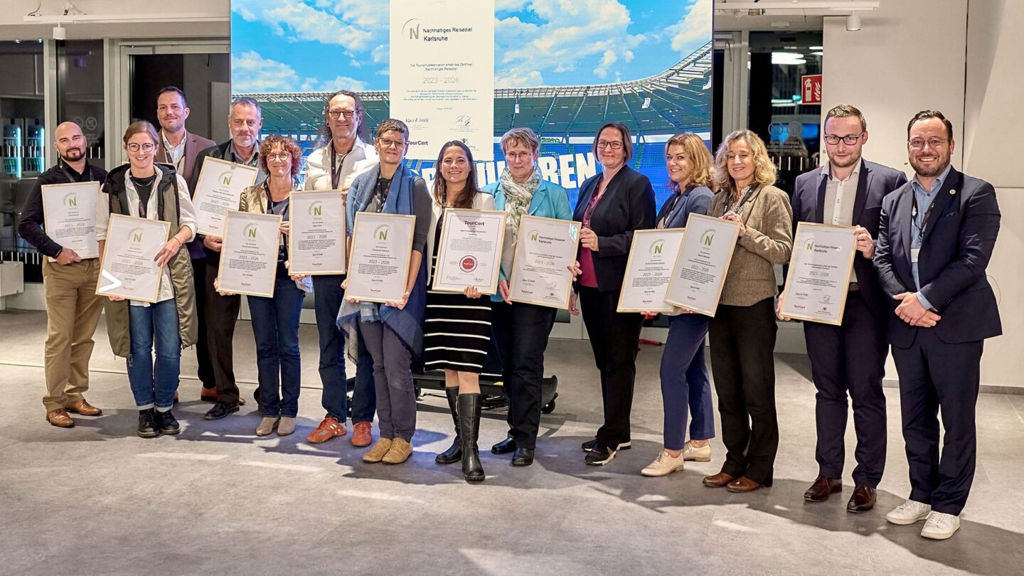 Gruppe von Personen mit Urkunden in einem modernen Raum.