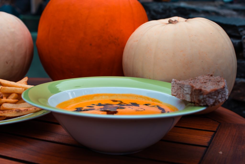Ein Klassiker zu Halloween ist die leckere Kürbissuppe, ...
