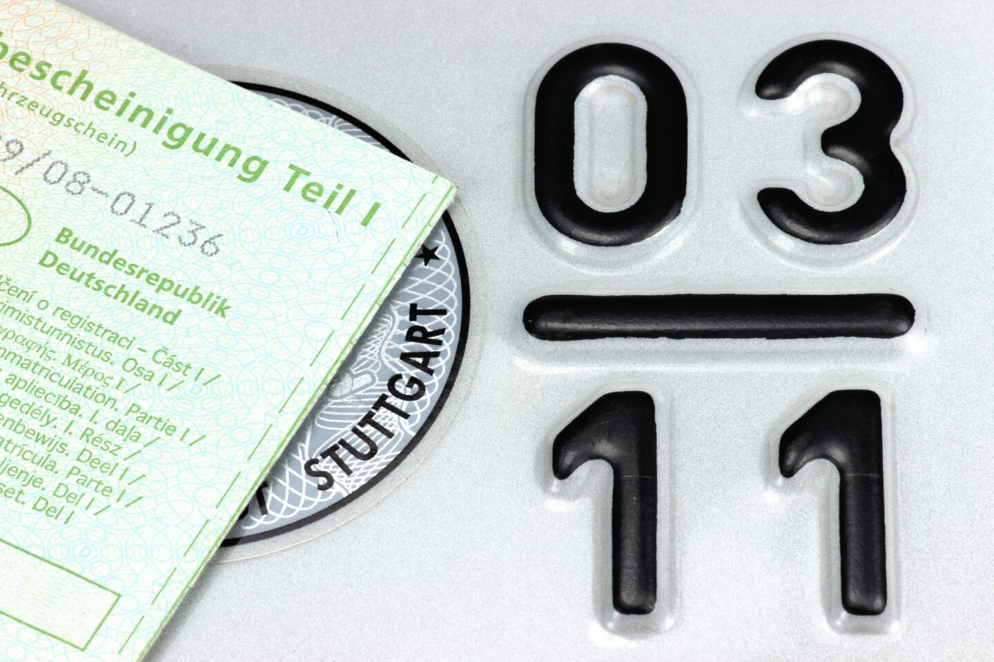 Fahrzeugschein und Nummernschild mit der Aufschrift Stuttgart.