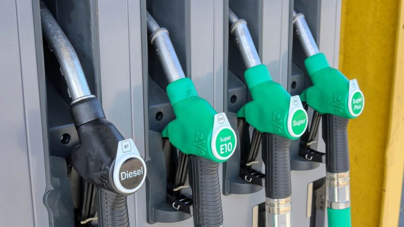 Treibstoffpumpen mit Diesel und Super E10 an einer Tankstelle.