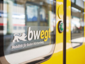 Nahaufnahme eines gelben Zuges mit dem Logo von bwegt.