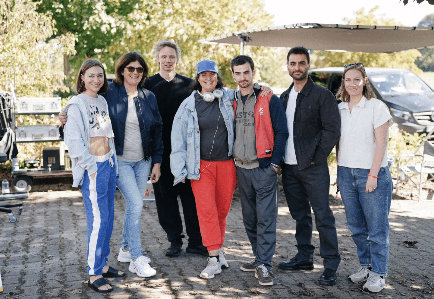 Dreharbeiten zum Fernsehfilm „Geschmolzene Scherben“: Regisseurin Sabrina Sarabi (Mitte) mit Antonia Moretti, Heike Wiehle-Timm (Produzentin), Michal Grabowski (Kamera), Aaron Hilmer, Sohel Altan Gol und Rieke Bubert (Junior-Producerin)