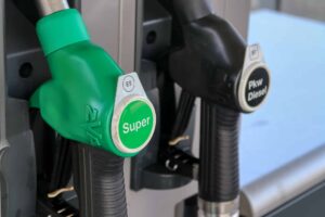Zapfsäulen mit Super- und Diesel-Treibstoffanschlüssen.