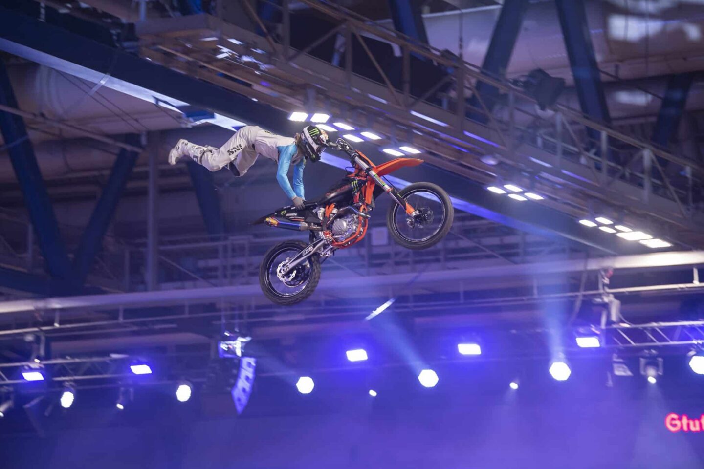 Motorradfahrer springt in der Luft während einer Show.