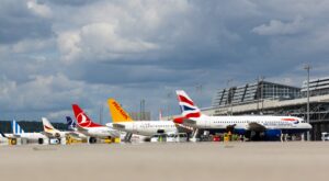 Flughafen mit mehreren Flugzeugen verschiedener Airlines auf dem Rollfeld.