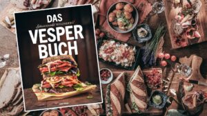 Ein Vesperbuch mit verschiedenen Speisen auf einem Tisch.