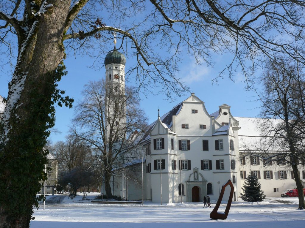 Einzigartige Krippenausstellung "Zur Krippe her kommet" im historischen Kloster Schussenried 1 Einzigartige Krippenausstellung "Zur Krippe her kommet" im historischen Kloster Schussenried 03 schussenried aussen kloster im winter ssg pressebild