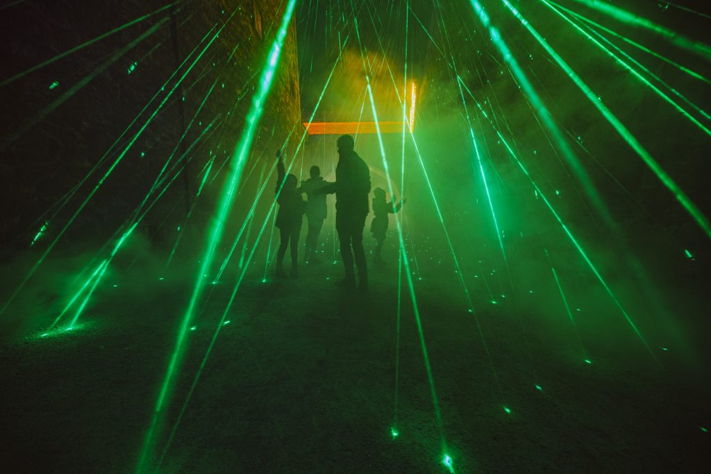 Funkelnde Weihnachtswunderwelt in Karlsruhe: Der Christmas Garden erstrahlt in vollem Glanz Christmas Garden Koblenz 2022 Lasergarden%C2%A9Christmas Garden Stefan Hegenberg