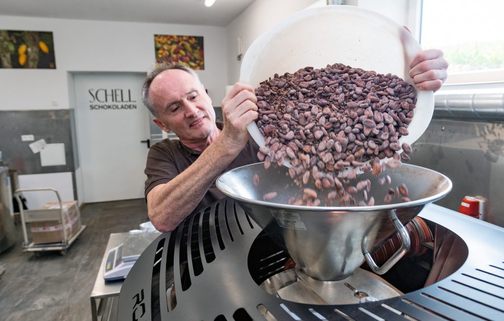 Eberhard Schell mit seinen geliebten Kakaobohnen 
