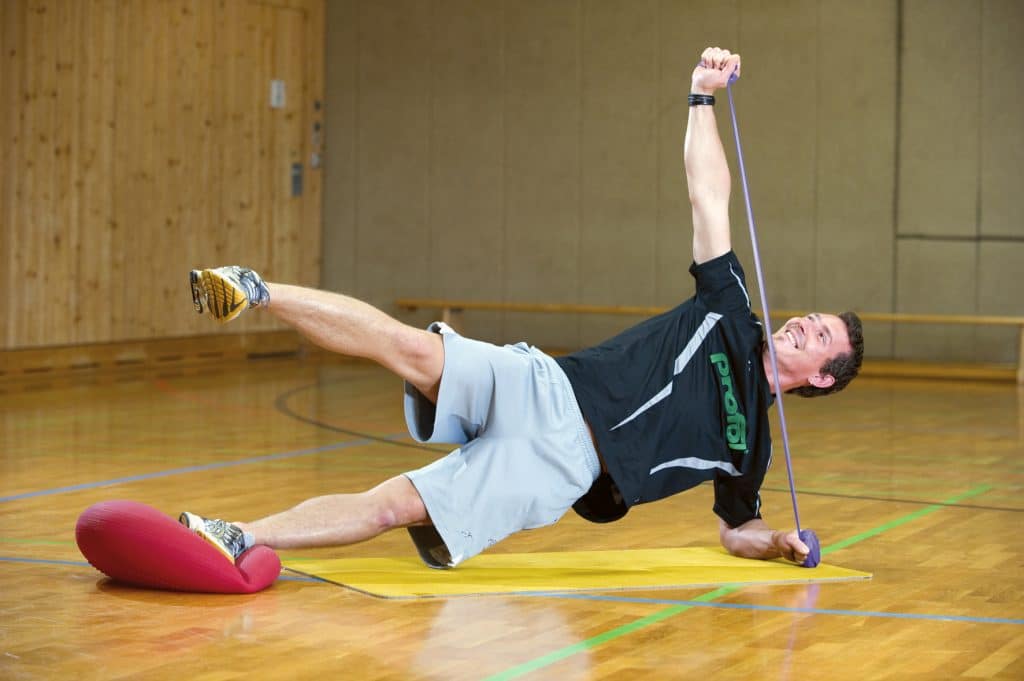 Skispaß ohne Blessuren! Mit diesen Power-Übungen bleibst du Verletzungsfrei! 1 Wer am Tag etwa zehn Minuten mit einem Balancekissen übt, stärkt seine Bein-, Rücken- und Rumpfmuskulatur für einen sicheren Start in die Wintersaison.