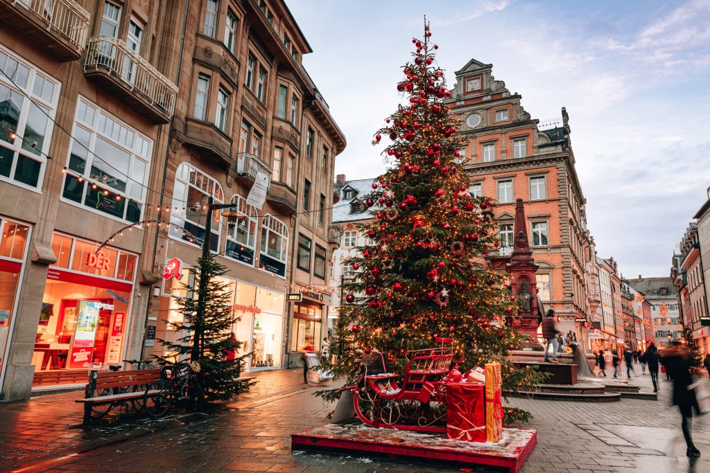 WinterSeeLeuchten in Konstanz – 5 Top-Attraktionen in der winterlich glitzernden Stadt am Bodensee Konstanz Altstadt Marktstaette Weihnachtsbeleuchtung Baum Schlitten 03 Copyright MTK Leo Le