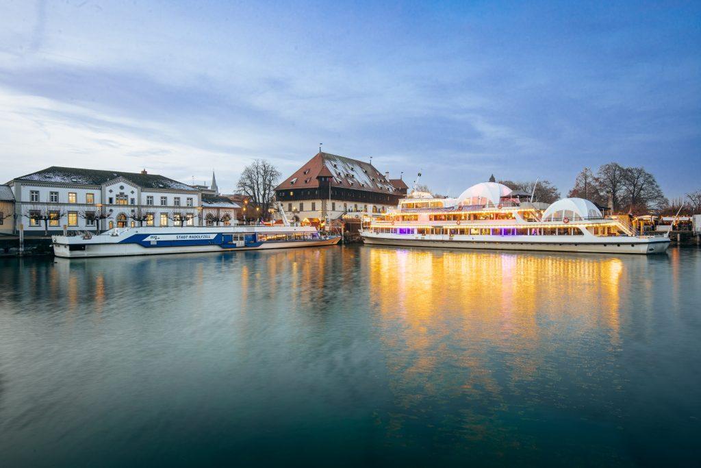 WinterSeeLeuchten in Konstanz – 5 Top-Attraktionen in der winterlich glitzernden Stadt am Bodensee Konstanz Weihnachtsmarkt Hafen Weihnachtsschiff Icebar Konzil Schnee 03 Copyright MTK Leo L