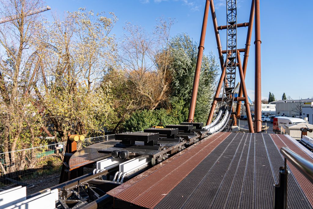 Erster Zug für 'Voltron Nevera powered by Rimac' im Europa-Park eingetroffen 1 Erster Zug für 'Voltron Nevera powered by Rimac' im Europa-Park eingetroffen PM2023 Voltron erster Zug 2