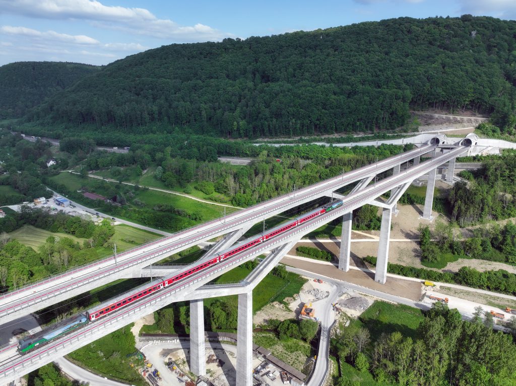 Die Neubaustrecke ist in Betrieb, Regionalzüge überqueren die Filstalbrücke mit 200 Kilometer pro Stunde. 
