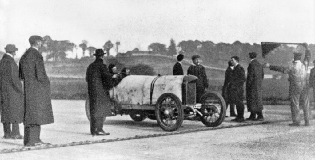 Brooklandsbahn, 8. November 1909. Victor Hémery stellt mit dem Benz 200 PS Rennwagen zwei neue Geschwindigkeitsrekorde auf: 205,666 km/h über eine halbe Meile und 202,648 km/h über einen Kilometer, beides mit fliegendem Start.
