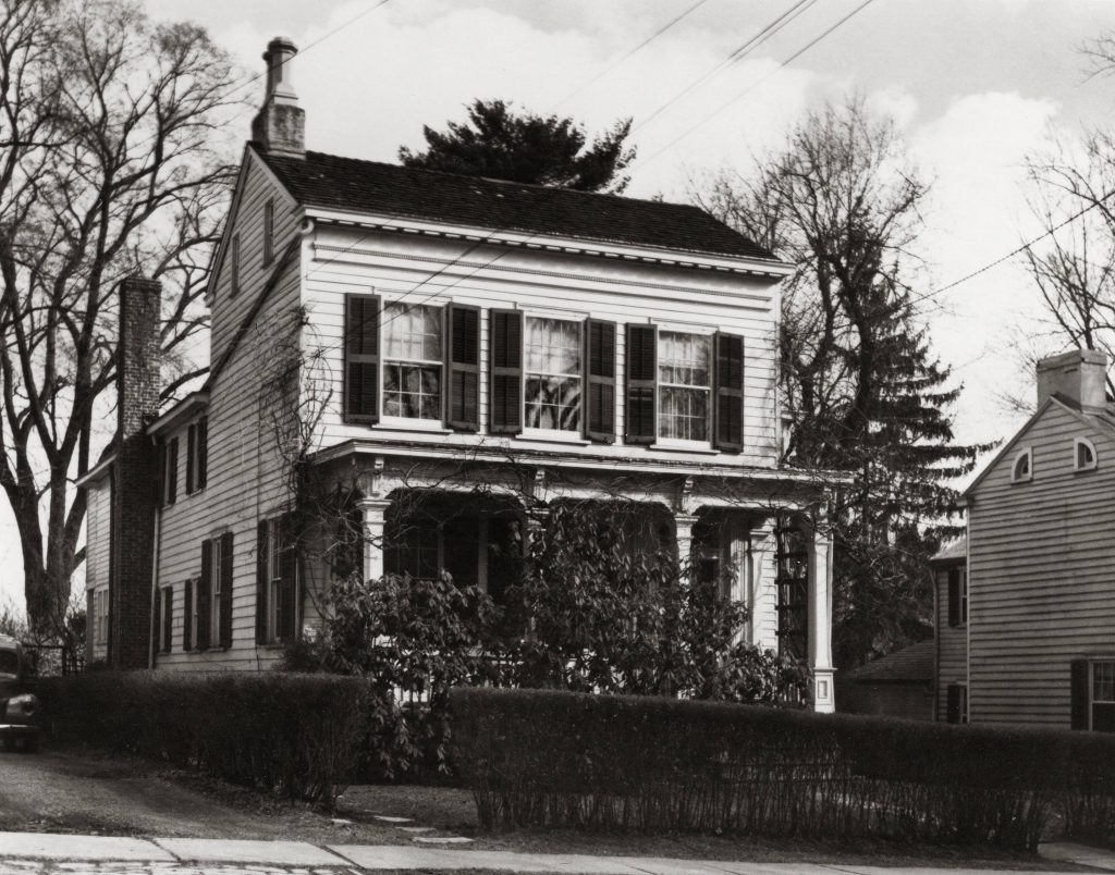 Vom August 1935 bis zu seinem Tod 1955 lebte Einstein in diesem Haus in der Mercer Street 112 in Princeton.
