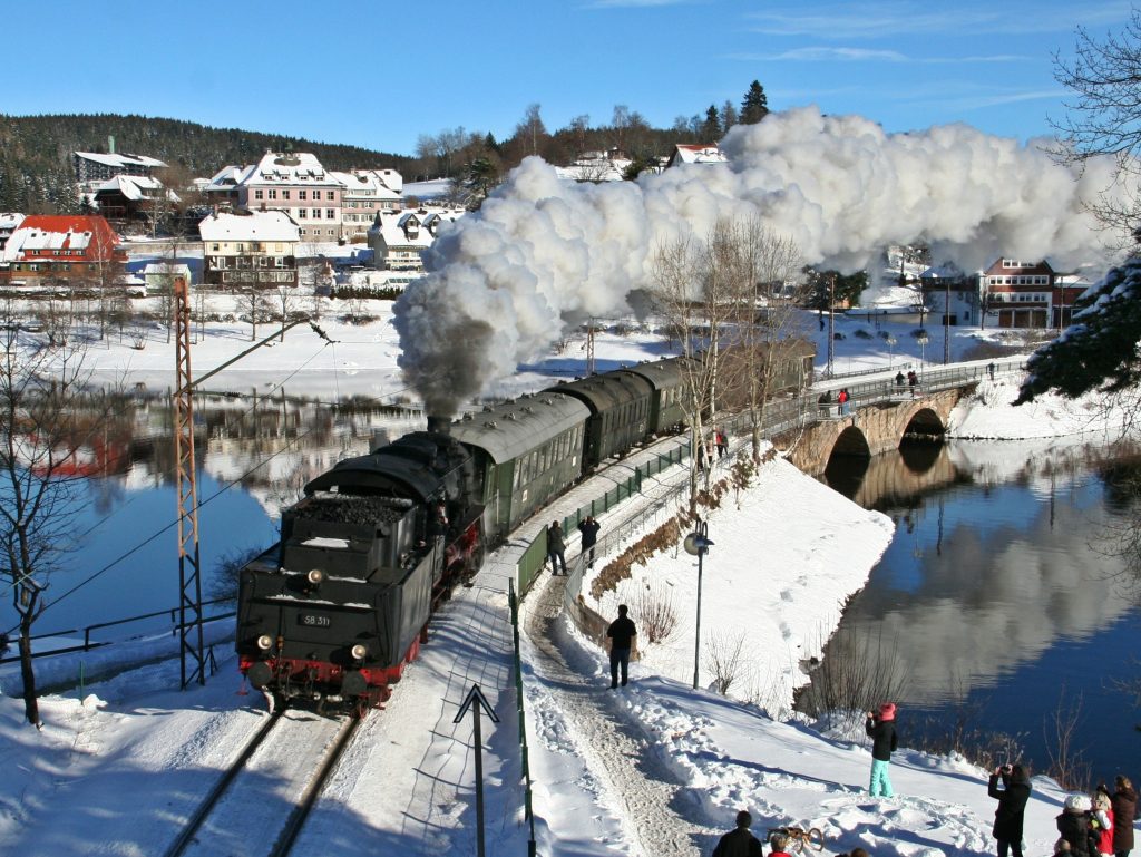 Winterdampf und Wintermarkt: Mit der Dreiseenbahn zum Schluchseer Wintermarkt