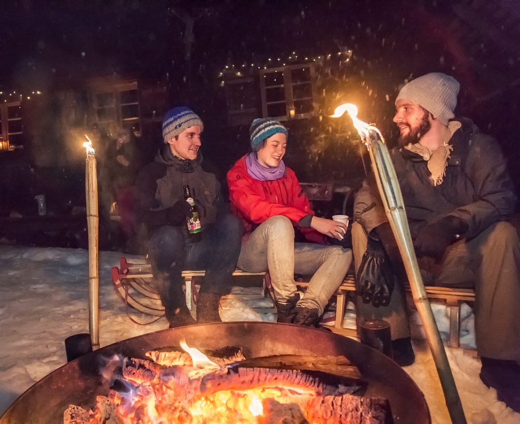 Neujahrstipp: Die "Lichtblicke" im Hochschwarzwald für einen besinnlichen und ruhigen Start ins neue Jahr Aktion Licht aus Gruppe am Lagerfeuer bei der Fackelwanderung Original 10136