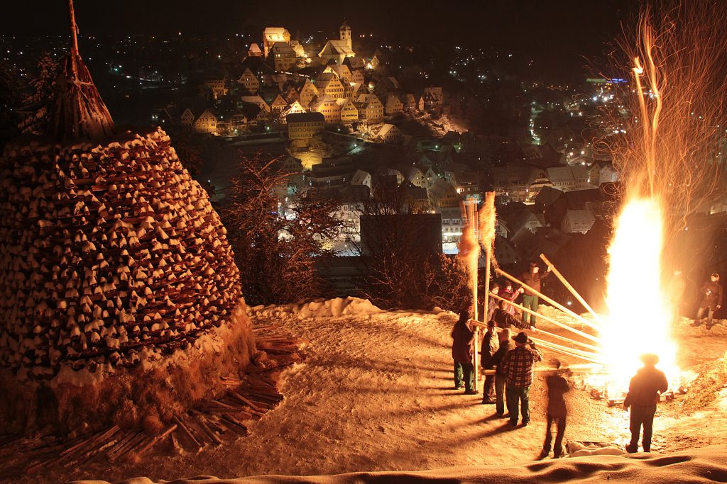 Einzigartiges Brauchtum im Schwarzwald: Heiligabend in Altensteig – Das Weihnachtsfackeln erleuchtet die Nacht 2 Altensteiger Weihnachtsfackeln erleuchten den Heiligabend: Ein funkelndes Spektakel im Herzen des Schwarzwaldes.