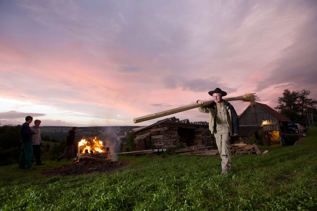 Einzigartiges Brauchtum im Schwarzwald: Heiligabend in Altensteig – Das Weihnachtsfackeln erleuchtet die Nacht 1 Fleißige Hände bei der Arbeit: Altensteig bereitet sich auf das spektakuläre Weihnachtsfackeln vor