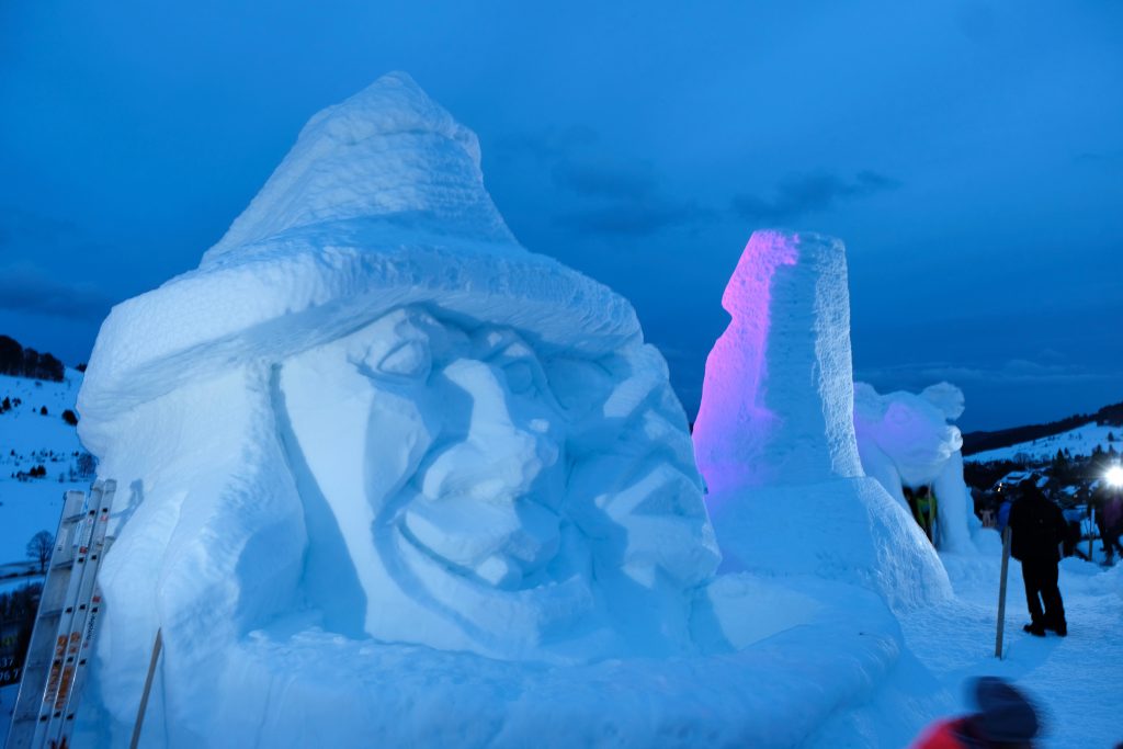 Beim 3. Schwarzwälder Schneeskulpturen-Festival in Bernau (7. bis 10. Februar 2019) haben acht Bildhauerteams fantasievolle Figuren gestaltet. Hier die Hexe mit Hexenkessel von Jessica de Leliwa und Pascal Wirth aus Frankreich.
