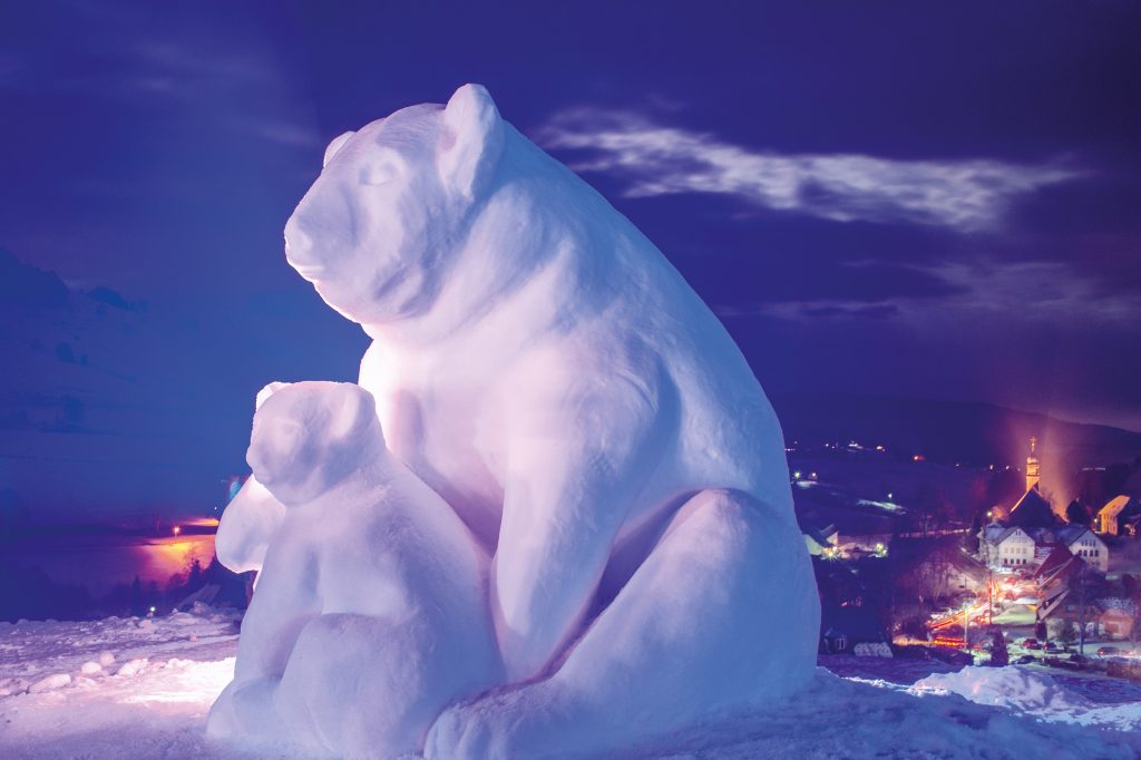 Schneeskulptur Eisbär vom 1. Schwarzwälder Schneeskulpturen-Festival in Bernau. Oberhalb vom Ortsteil Innerlehen war auch 2018 die Open-Air-Galerie der acht Künstlerteams.
