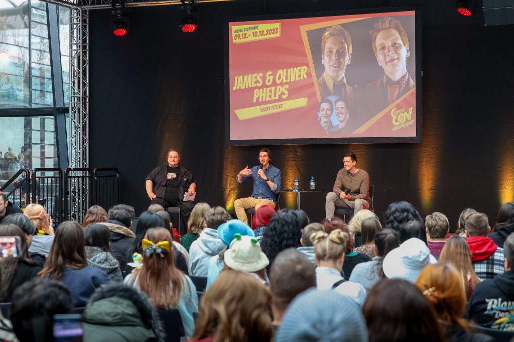 Die „Weasley Zwillinge“ aus den Harry Potter Filmen, James und Oliver Phelps, auf der Bühne im Atrium