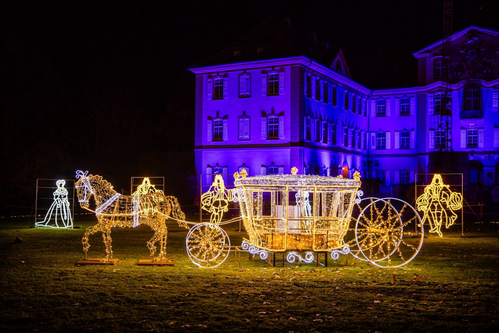 Ausflugstipp: Christmas Garden in Baden-Württemberg: Drei Lichterwelten noch bis 2024 geöffnet! Christmas Garden Insel Mainau 2023 Koenigliche Equipage%C2%A9Christmas Garden Rainer Keuenhof