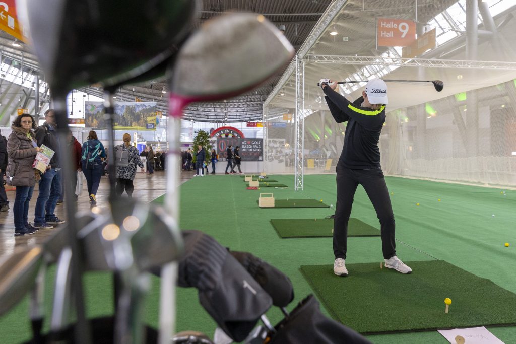Im Golf-Bereich finden Interessierte Bekleidung, Bälle, Trolleys sowie verschiedene Golfclubs. 