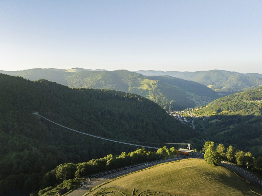 Spektakuläre Aussichten garantiert: Die Blackforestline, eine beeindruckende Hängebrücke im Hochschwarzwald, bietet einzigartige Panoramablicke und ist eines der vielen Highlights, die mit der WälderCard zugänglich sind.