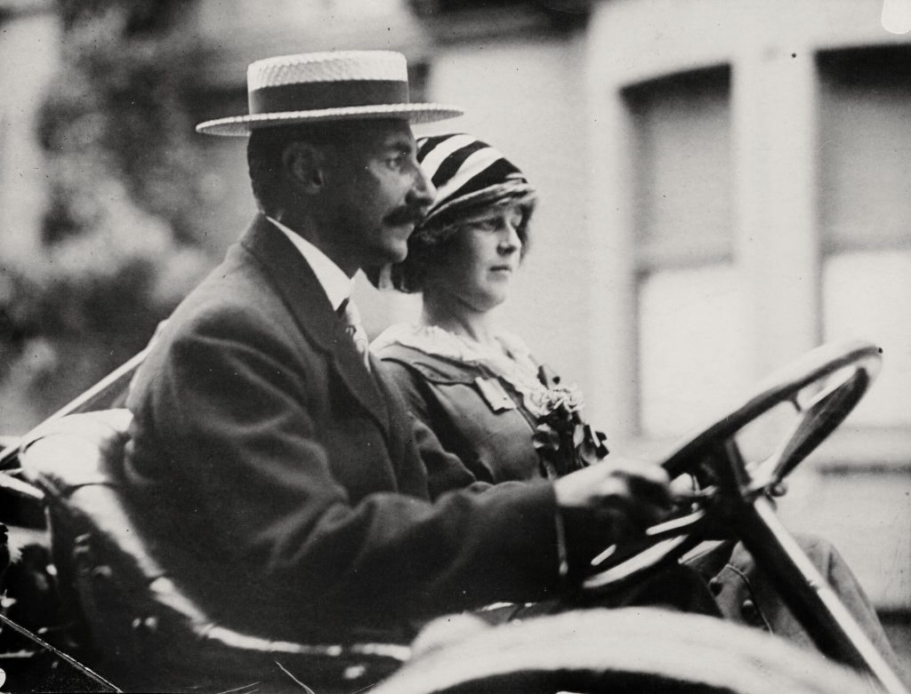 John Jacob Astor mit seiner zweiten Ehefrau Madeleine (1911/1912). Madeleine überlebte den Untergang der Titanic und erbte einen beträchtlichen Teil seines immensen Vermögens. Nur vier Monate nach dem tragischen Verlust ihres Ehemannes brachte sie ihren Sohn John Jacob Astor VI zur Welt.