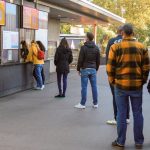 Besucher warten vor der Kasse des Zoologisch-Botanischen Gartens Wilhelma in Stuttgart.