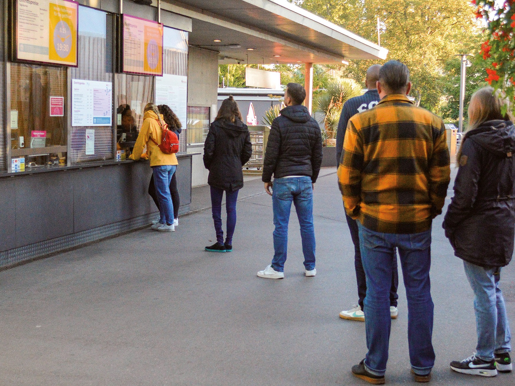 Besucher warten vor der Kasse des Zoologisch-Botanischen Gartens Wilhelma in Stuttgart.