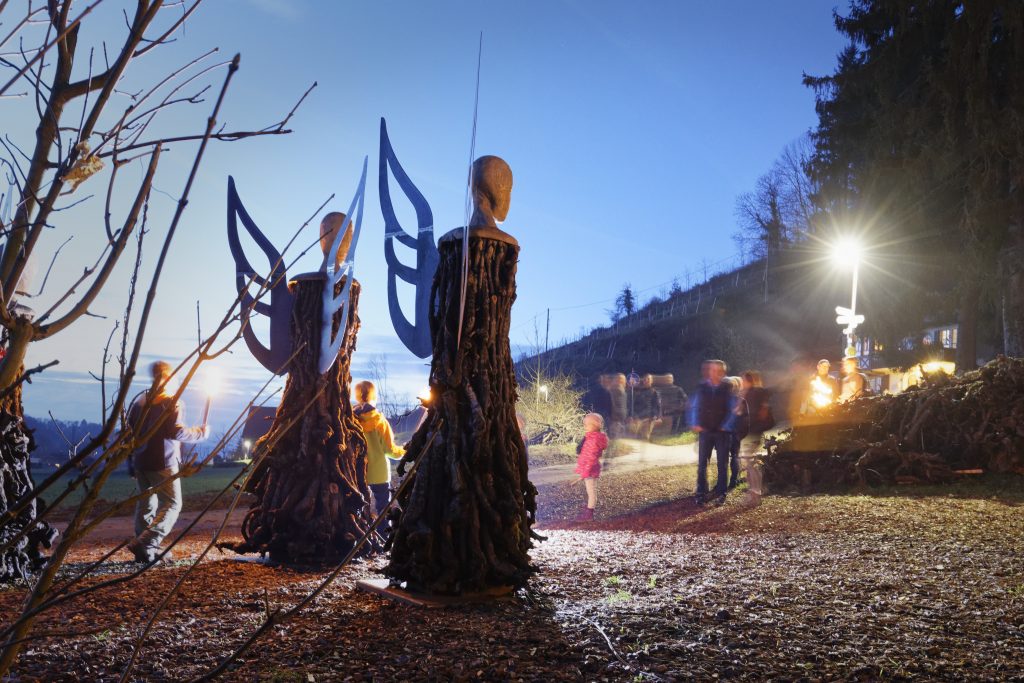 Weihnachtlicher Ausflugstipp: Besinnlicher Spaziergang & himmlische Begegnungen auf dem Glottentäler Engelweg 2 Weihnachtlicher Ausflugstipp: Besinnlicher Spaziergang & himmlische Begegnungen auf dem Glottentäler Engelweg MG 1532 Fluegelwesen Engelweg bw