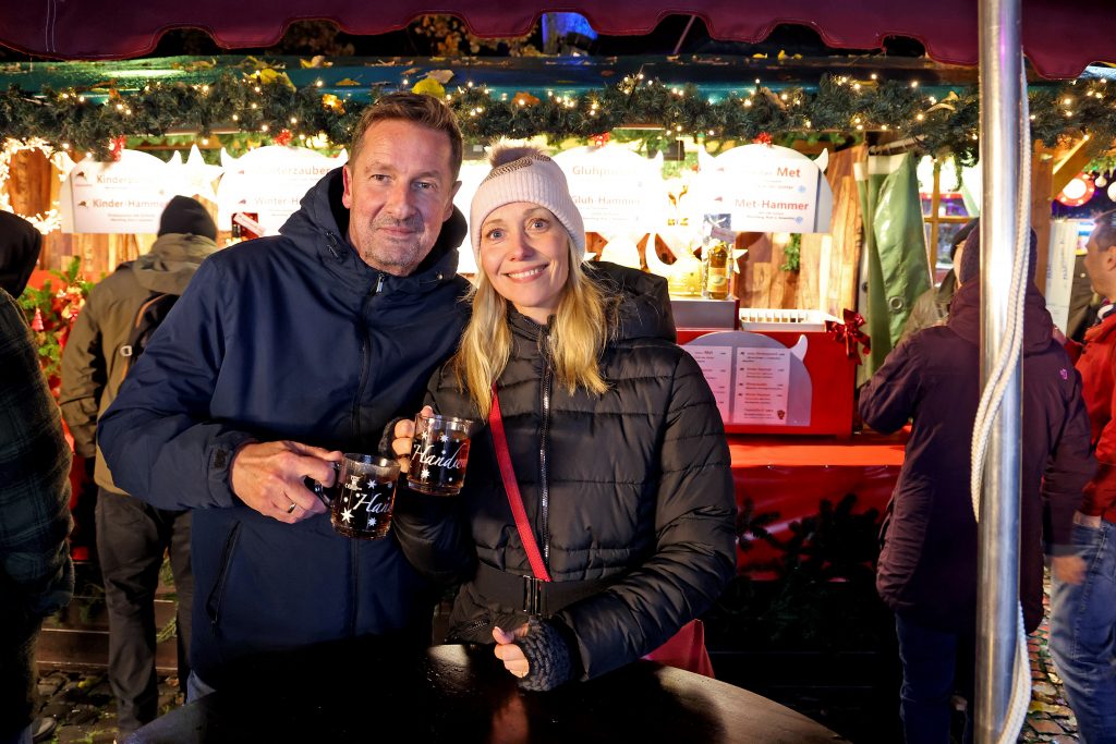 Glühwein, Lichter & mehr: Ein Rundgang über Mannheims Weihnachtsmarkt am Wasserturm Mannheimer Weihnachtsmarkt am Wasserturm 2023 CB 5H5A9194