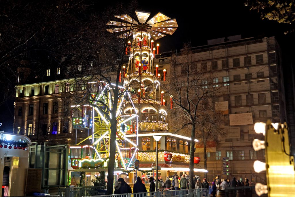 Glühwein, Lichter & mehr: Ein Rundgang über Mannheims Weihnachtsmarkt am Wasserturm Mannheimer Weihnachtsmarkt am Wasserturm 2023 CB 5H5A9348