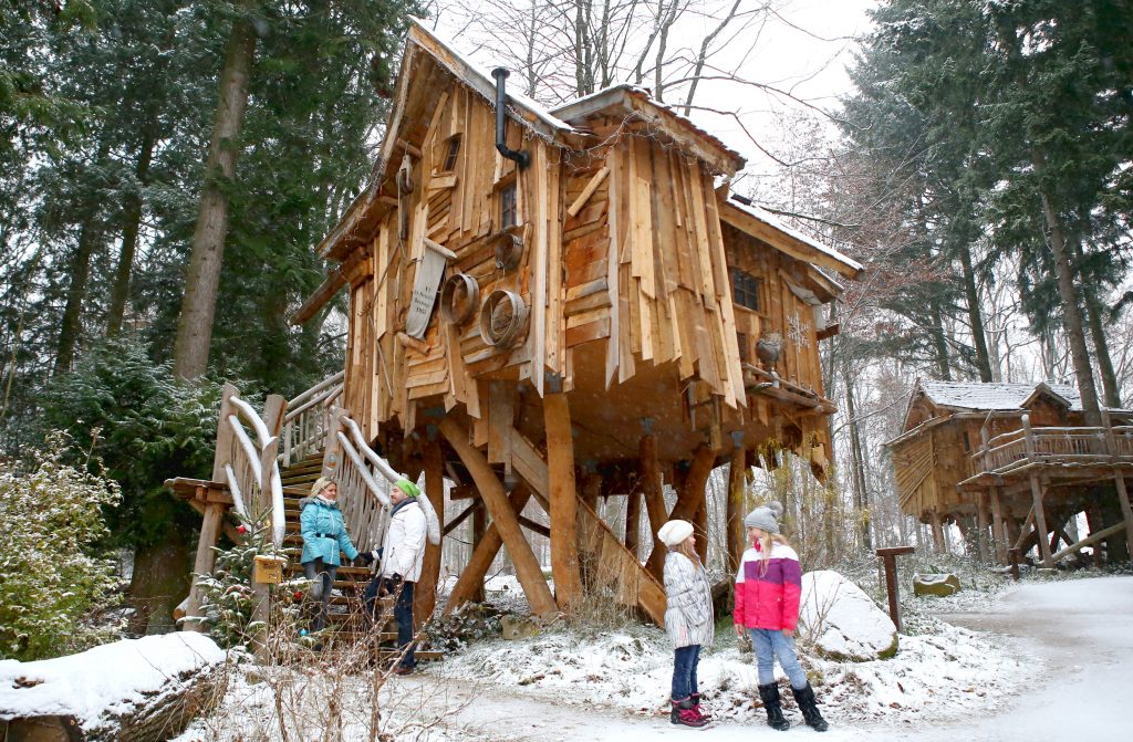 Ausflugstipp zur Weihnachtszeit: Naturerlebnis und Winterzauber in Tripsdrill Natur Resort Tripsdrill Baumhaus Winter RS