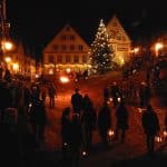 Silversterzug in Schilctach –Versammlung der Teilnehmer vor Beginn des Zugs am Marktplatz