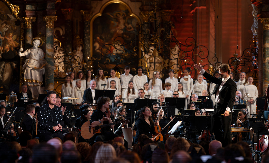 Die Band PUR bei einem  Medley unterstützt vom Philharmonischen Orchester Freiburg und dem Opernkinderchor des Theaters Freiburg.
