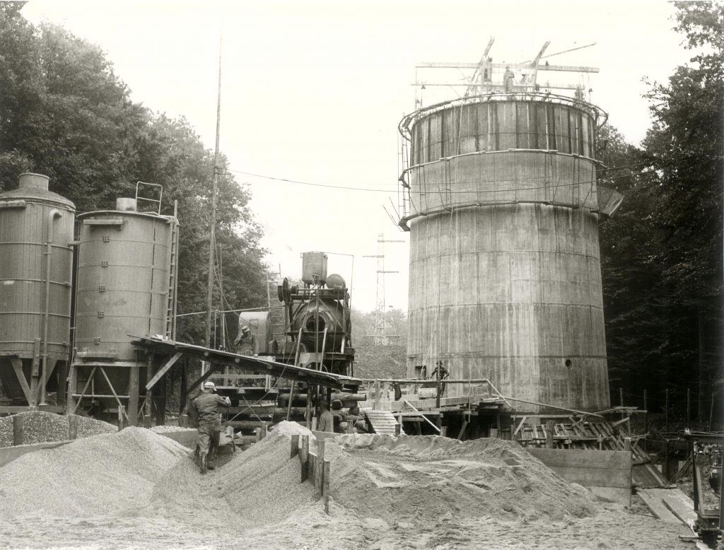 Bauarbeiten am Fundament und begonnenem Schaft am 12. Oktober 1954