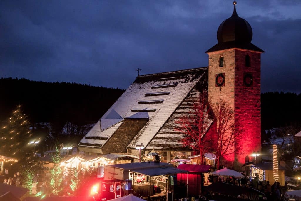 Winterdampf und Wintermarkt: Mit der Dreiseenbahn zum Schluchseer Wintermarkt 1 Winterdampf und Wintermarkt: Mit der Dreiseenbahn zum Schluchseer Wintermarkt Wintermarkt Schluchsee Markttreiben vor der St. Nikolauskirche Querformat Website 16408