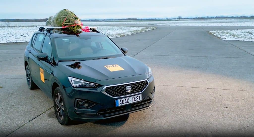 Weihnachtsbaumtransport auf dem Dachträger
