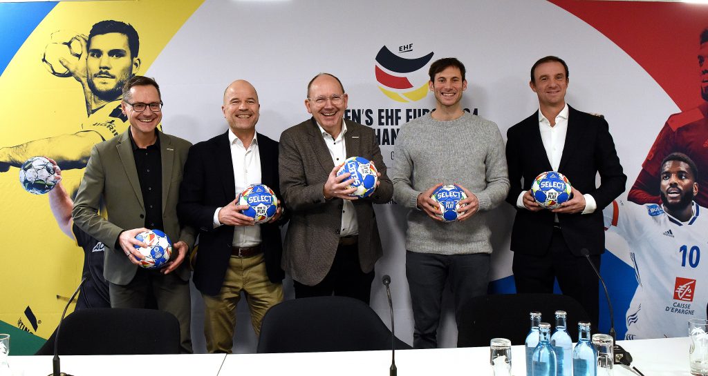 Freuen sich über die Men's EHF EURO 2024 Handball im Januar 2024 in Mannheim (von links): Sportbürgermeister Ralf Eisenhauer, Thomas Zimmermann, Vorstand Marketing & Kommunikation Deutscher Handballbund e.V., Mannheims Oberbürgermeister Christian Specht, EHF EURO 2024 Handball-Botschafter Uwe Gensheimer und Daniel Hopp, Geschäftsführer der SAP Arena. 
