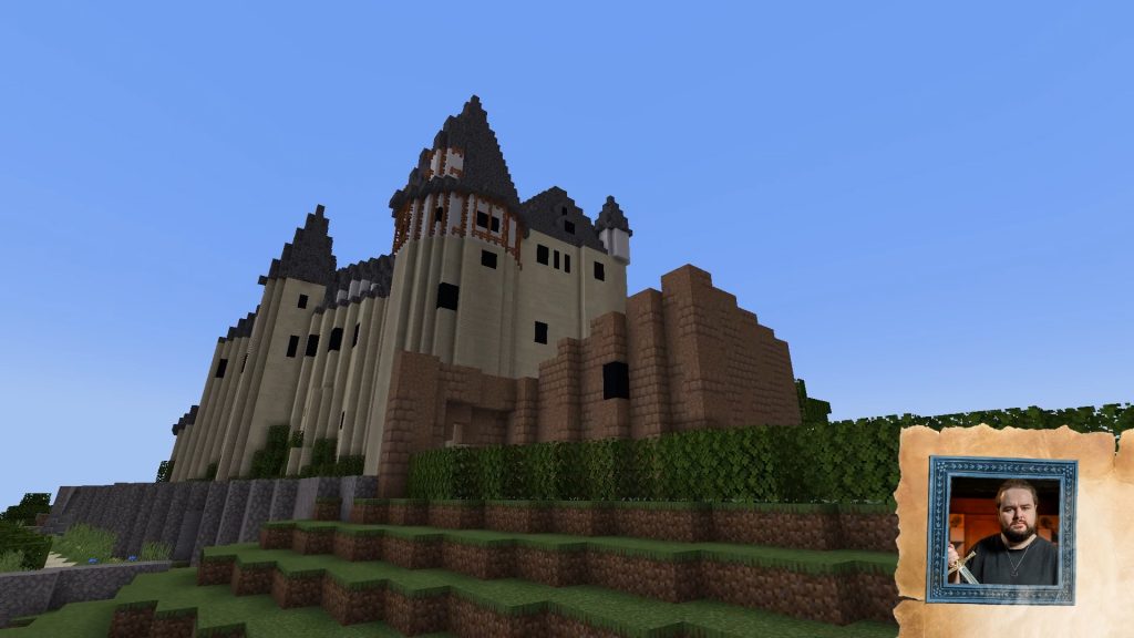 In „Bau die Burg“ trifft Clym, einer der besten Minecraft-Builder Deutschlands, auf wechselnde Herausforderer:innen. Die Aufgabe: eine mittelalterliche Burg aus dem Südwesten in Minecraft nachbauen. Hier Schloss Bürresheim.
