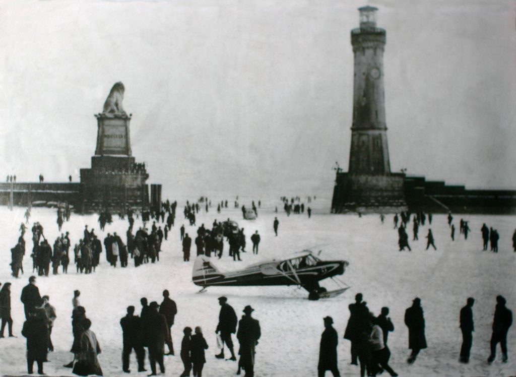 Historischer Kälteeinbruch 1963: Wie sich der Bodensee in eine endlose Eiswüste verwandelte! 4 Historischer Kälteeinbruch 1963: Wie sich der Bodensee in eine endlose Eiswüste verwandelte! Eislandung im Hafenbecken von Lindau waehrend der Seegfroerne 1963