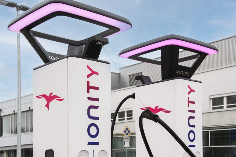IONITY eröffnet neuen Ladepark: Schnellladen am Bodensee-Airport Friedrichshafen
