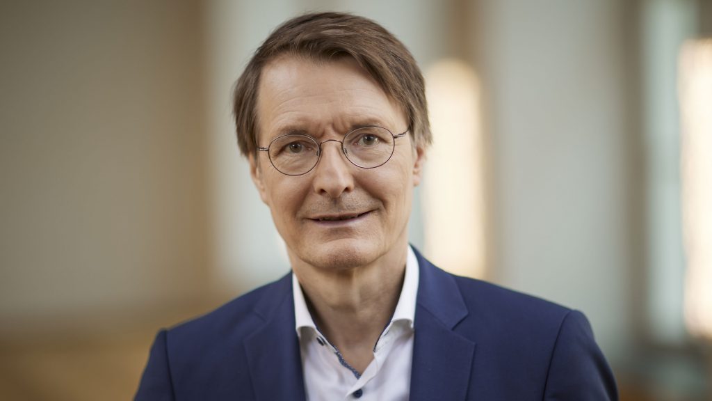 Gesundheitsminister Lauterbach auf der Anklagebank: Stockacher Narren machen ihm den Prozess!