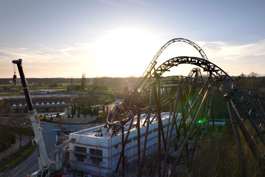 Die Arbeiten an der neuen Achterbahn aus dem Stammhaus MACK Rides laufen aktuell auf Hochtouren